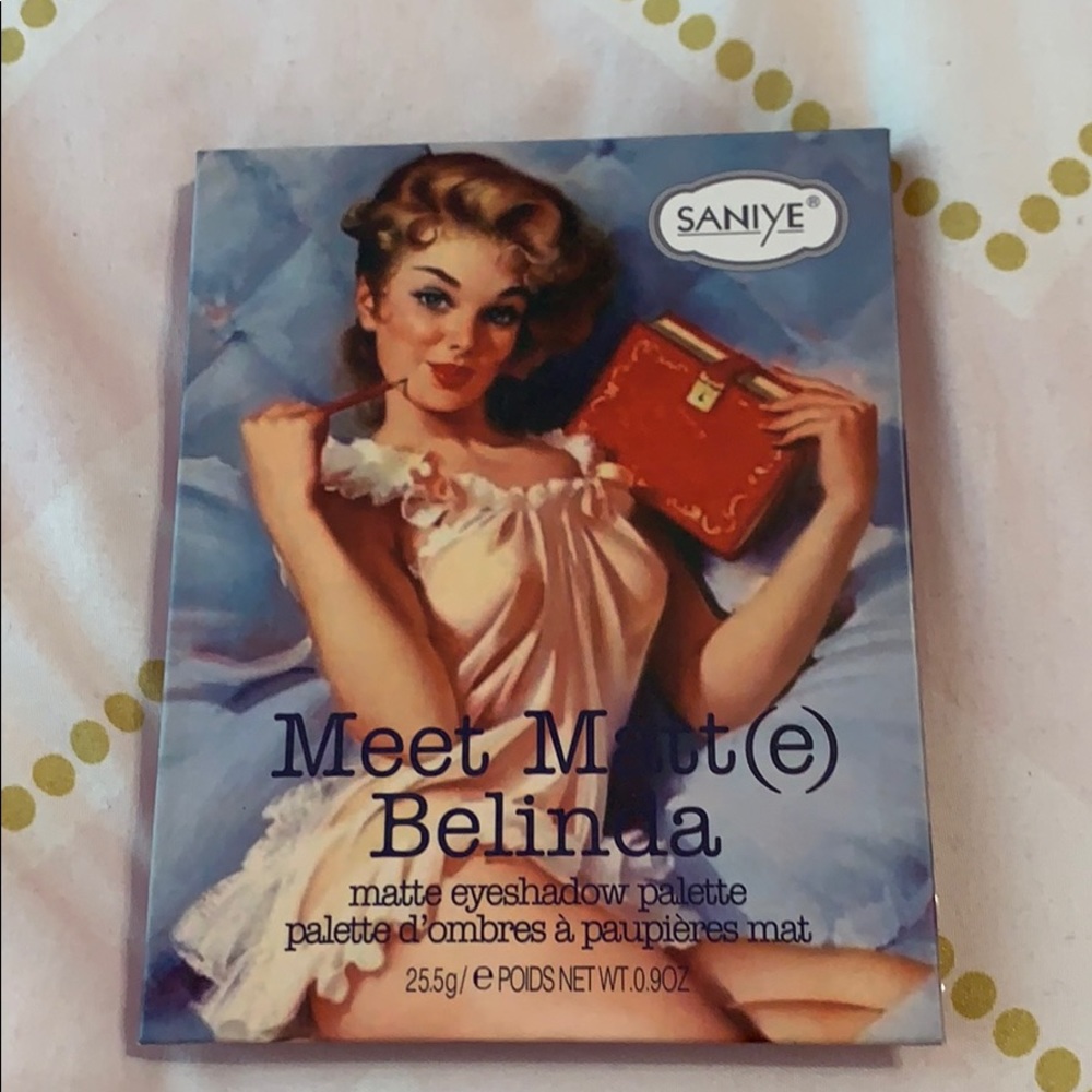 I’m selling a matte eyeshadow palette from Saniye